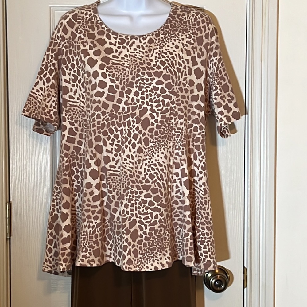 Denim & Co. V-neck Short Sleeve Fit & Flare Tunic Top.